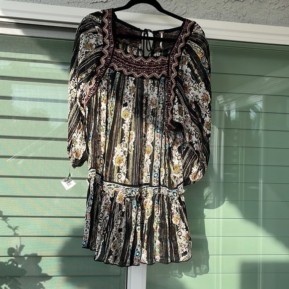 Free People Dance Magic Tunic
Retail $148. Size Medium Excellent condition. - Picture 5 of 10